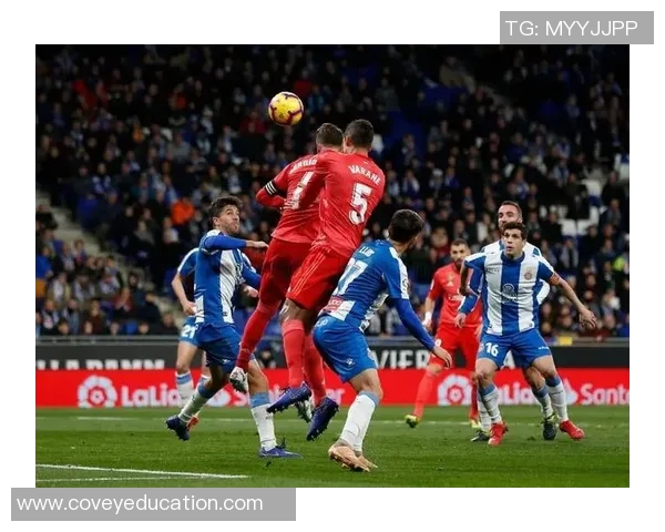 皇马逆袭巴黎圣日耳曼，晋级欧冠四强，梅开二度的本泽马成为全场最大亮点